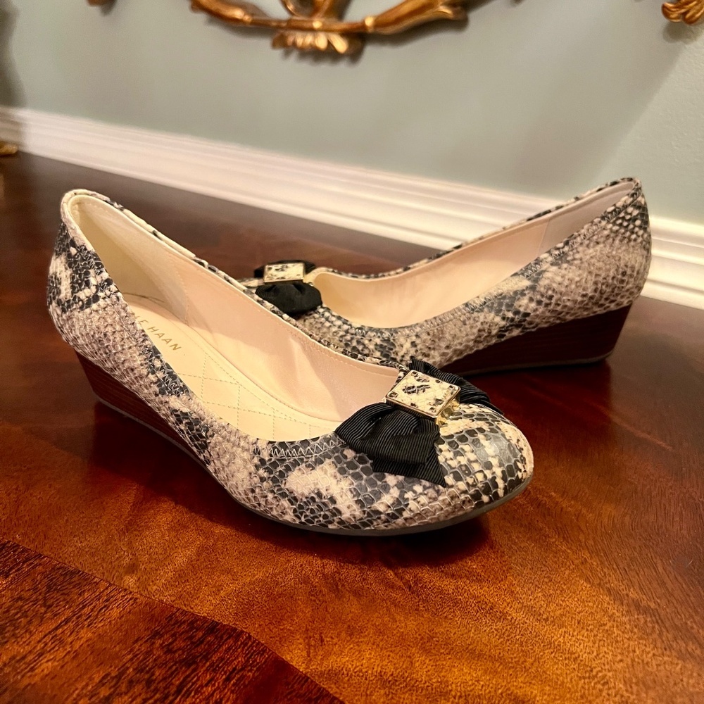 EUC Cole Haan OS Python Print Leather & Bow Low Heel Wedge Shoes Size 7 M - Picture 4 of 9